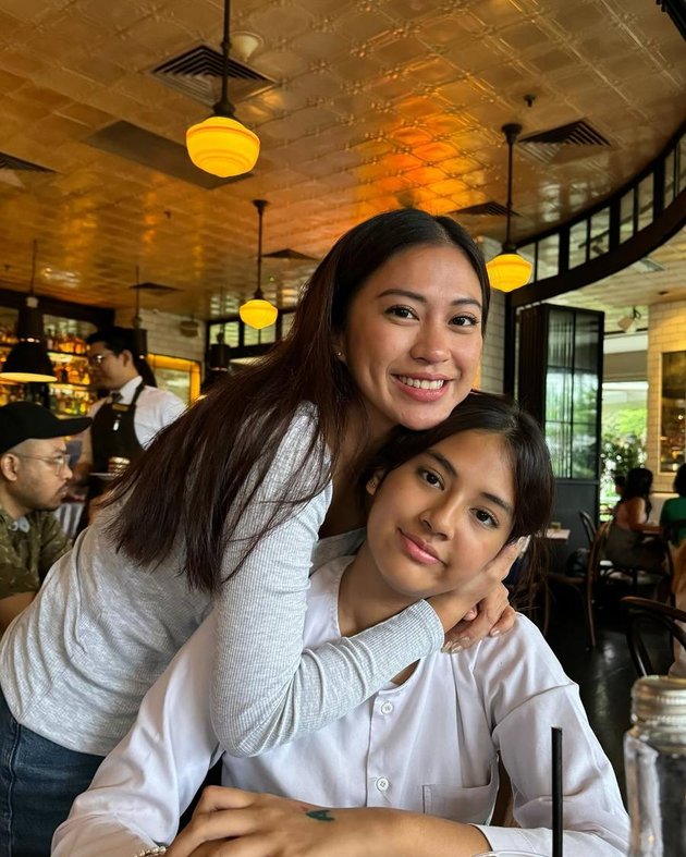 Growing Up as a Teenager, Here are 8 Portraits of Alaia, the Eldest Daughter of Kenang Mirdad and Tyna Dwi Jayanti, Who is as Beautiful as Her Mother