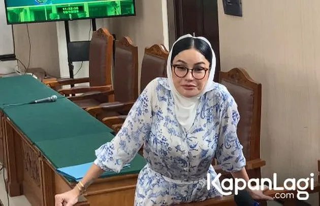 Nikita Mirzani Pakai Kerudung