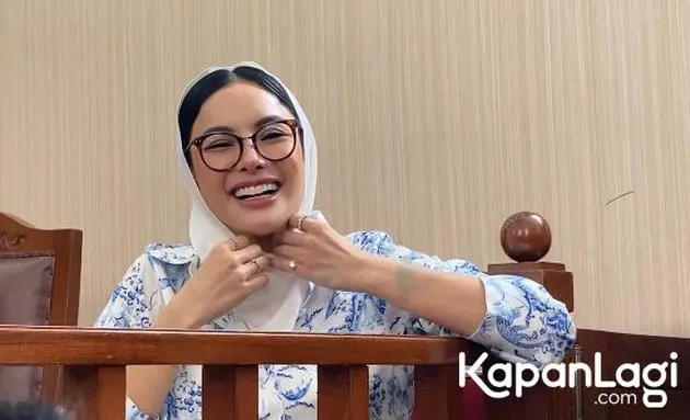 Nikita Mirzani Tertawa Lepas