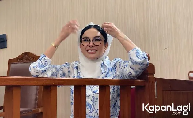 Nikita Mirzani Merapikan Kerudung