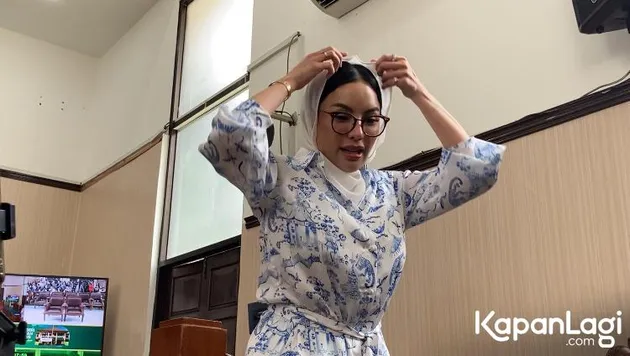 Nikita Mirzani Pakai Kacamata