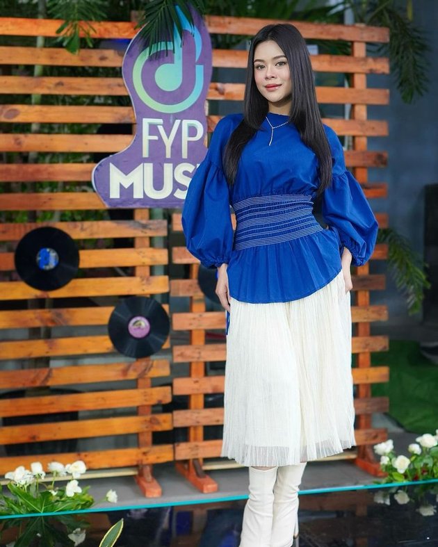 Different Genre, 8 Portraits of Melly Lee Challenged to Sing the Pop Song 'Jiwa yang Bersedih'