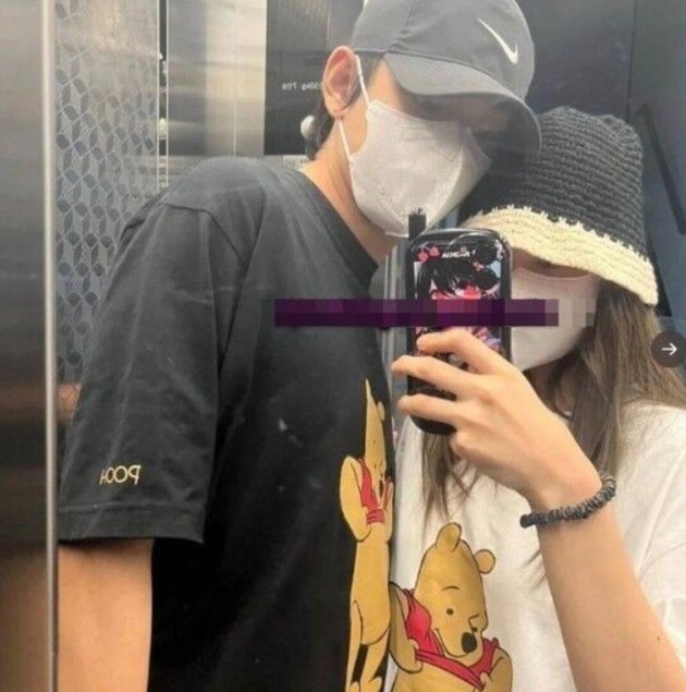 Dalam foto yang diungkap, pasangan yang diduga sebagai Jennie dan V terlihat memakai kaos couple bergambar Winnie The Pooh. Keduanya melakukan mirror selca saat berada di dalam elevator.