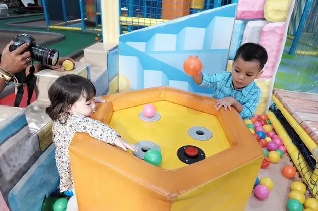BERENANG - MANDI BOLA