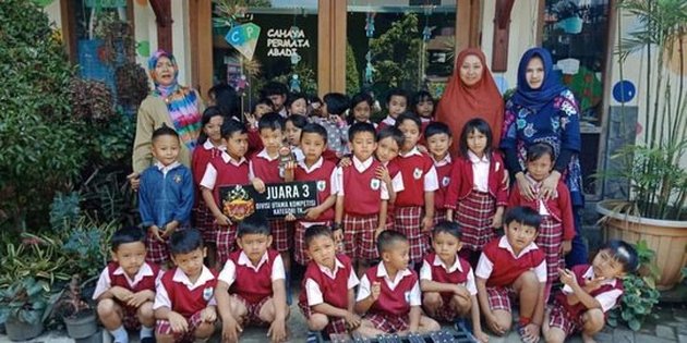Noble Heart, Here are 7 Portraits of Yuni Shara's School with Tuition Fee of only 3,500 Rupiah