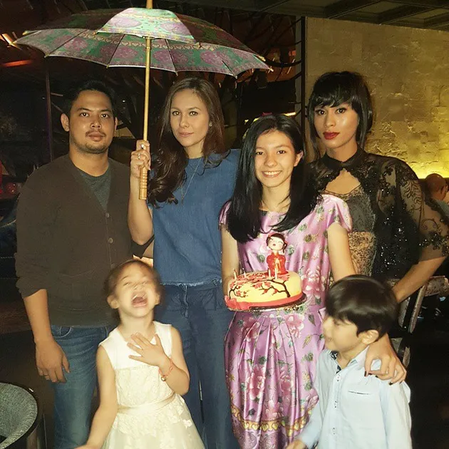 BERHIAS EMAS, PERAYAAN SWEET 17 SHALOOM RAZADE ANAK WULAN ...