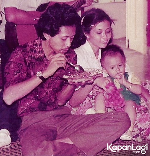 Ini adalah foto Sigit Wardana ketika masih kecil bersama bapak dan mendiang ibunya.