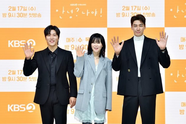 A Series of Photos of the Cast of the Drama 'HELLO, ME!' at the Press Conference