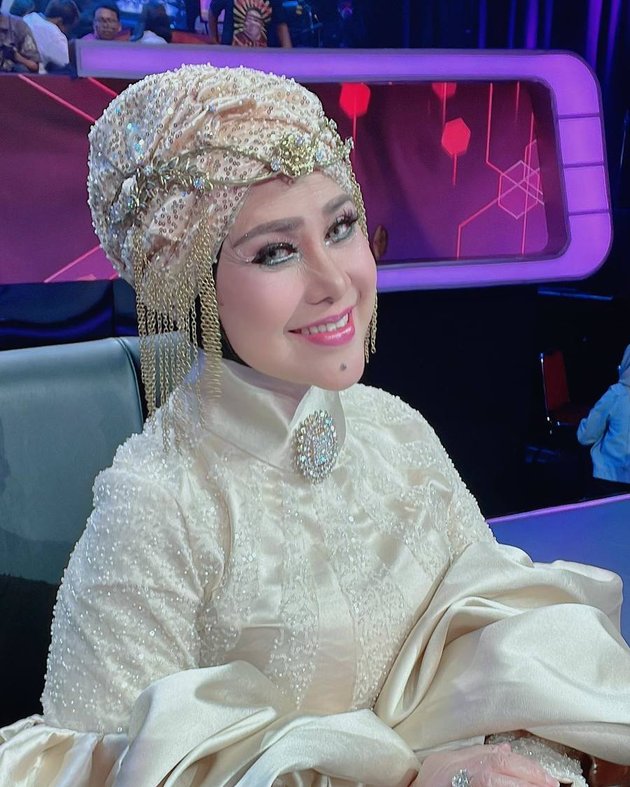 Career Since the 60s, 8 Latest Photos of Elvy Sukaesih, the 'Queen of Dangdut' who Remains Exist at the Age of 72