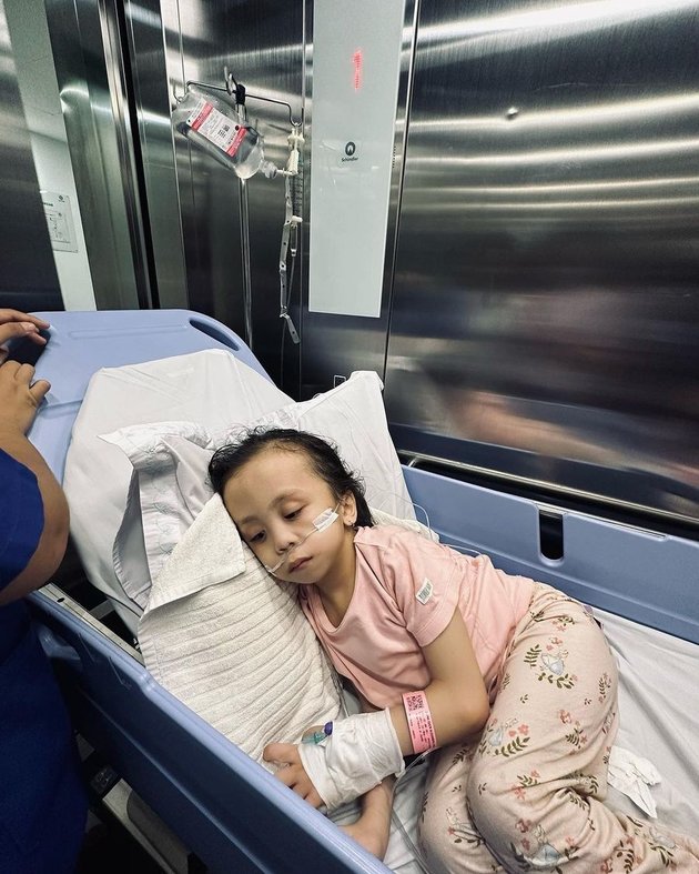 Special Needs, 10 Portraits of Ziona Putri Joanna Alexandra Taken to the Hospital - Insert CVC Catheter in the Neck