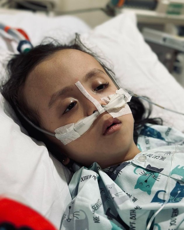 Special Needs, 10 Portraits of Ziona Putri Joanna Alexandra Taken to the Hospital - Insert CVC Catheter in the Neck