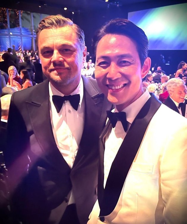 Lee Jung Jae berpose dengan bintang top Hollywood, Leonardo DiCaprio, ketika menghadiri acara amal di AS. Senyumnya sumringah banget ya!