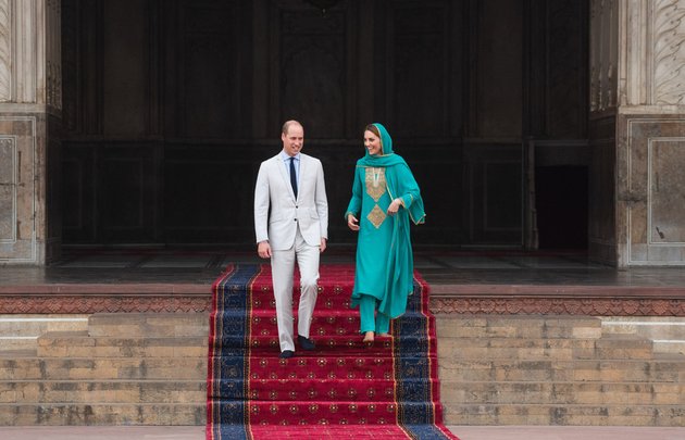Badshahi Mosque terletak di Walled City, Lahore, Pakistan. Sebelumnya Ratu Elizabeth juga pernah mengunjungi masjid ini dalam kunjungannya bersama Pangeran Charles di tahun 2006.