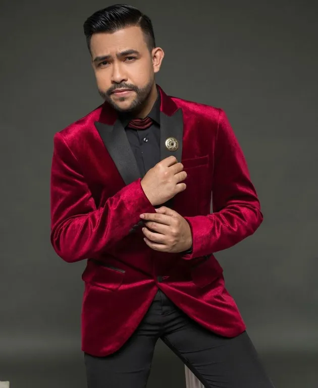 Dibalut dengan jas berwarna merah, Fildan DA terlihat sangat gentle. Lelaki berusia 31 tahun dengan tiga anak ini semakin awet muda. Terlebih lagi, dengan brewoknya yang menjadi penampilan baru Fildan.