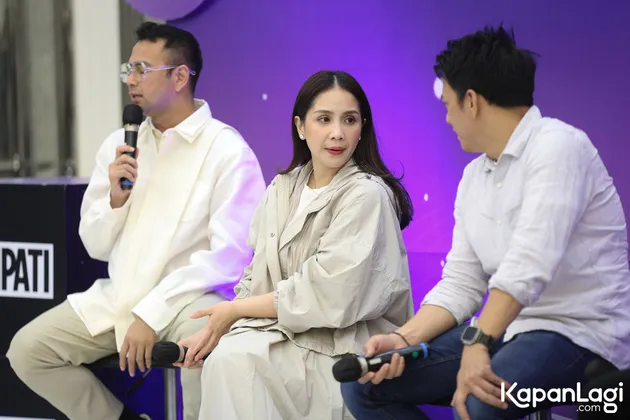 Raffi Ahmad pakai kemeja putih