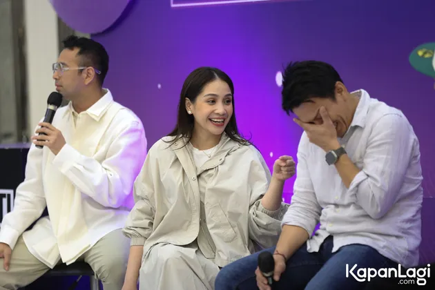 Raffi Ahmad berbicara dengan mic