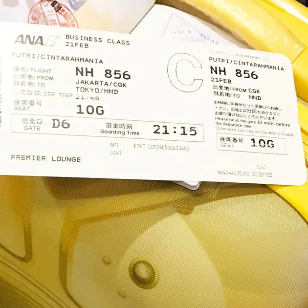 Sekitar 2 harian lalu, Uya dan Cinta sama-sama mengunggah sebuah foto tiket penerbangan menuju bandara Haneda, Tokyo, Jepang.