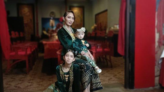 Traditional Javanese Themed, 7 Portraits of Oza's Birthday Party Eks Duo Serigala - Dazzling in Green Kebaya