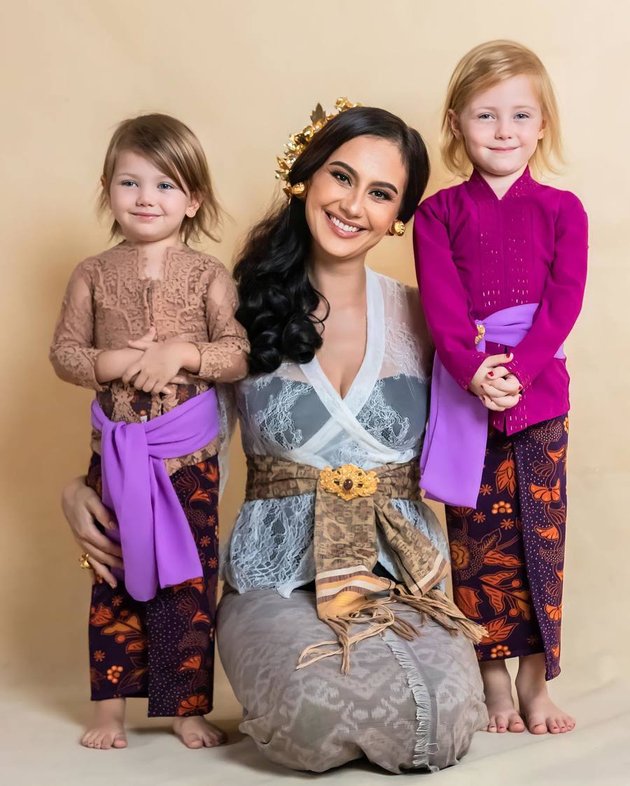 Bule-Faced, Portraits of Marissa Nasution's Two Daughters Who Love to Wear Kebaya - So Beautiful