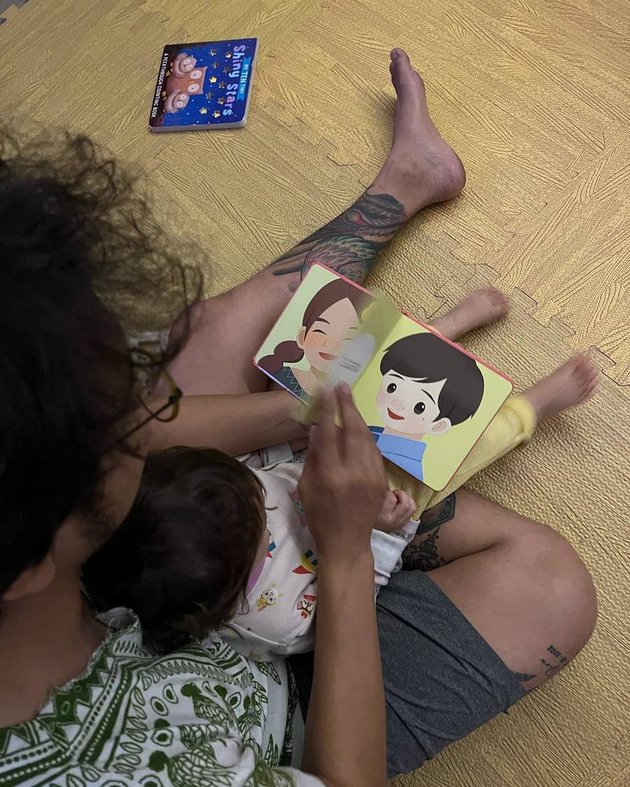Best Daddy, Series of Photos of Dimas Anggara, Nadine Chandrawinata's Husband, Taking Care of Children - Absolutely Ideal