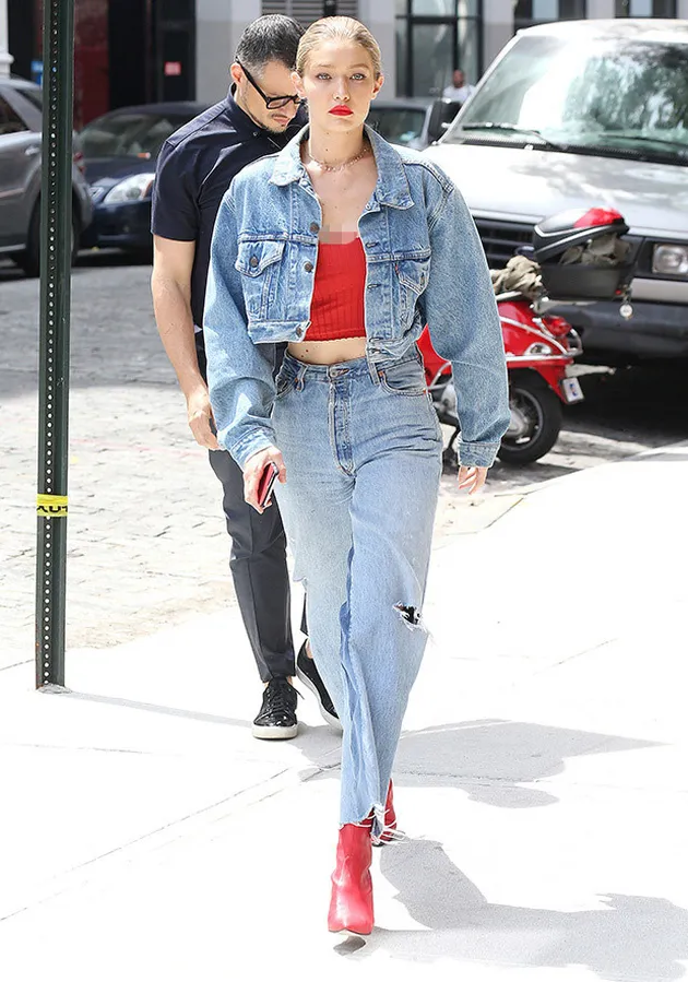 Bukan Gigi Hadid namanya jika tak berhasil mencuri perhatian. Ia pun sukses jadi sorotan dengan busana keren bertema Hari Kemerdekaan Amerika Serikat ini. Bagaimana menurut kamu?