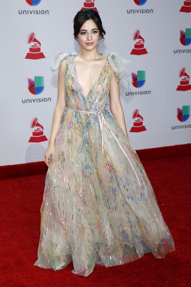 Seperti inilah penampilan cantik Camila Cabello saat menghadiri Latin Grammy Awards yang digelar MGM Grand Garden Arena, Las Vegas. Bak princess, penampilan Camila benar-benar stunning bukan? ;)