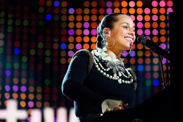 Apakah gelar Best New Artist membawa kutukan? Sepertinya hal tersebut tidak mempengaruhi Alicia Keys. Setelah meraihnya di tahun 2002, karir Keys semakin bersinar di industri musik hingga berkolaborasi dengan Jay Z dan menciptakan biggest hits bersama, Empire State of Mind.