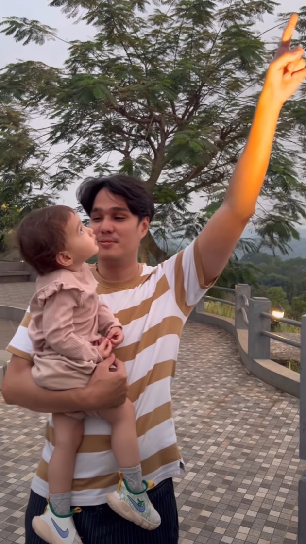 Enjoying Single Life, 10 Pictures of Mischa Chandrawinata Patiently Taking Care of Nadine's Child - Radiating Happiness