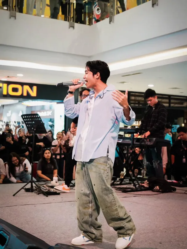 Betrand Peto nyanyi di mall