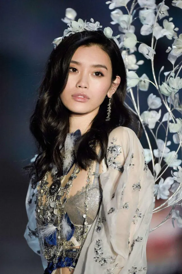 Ming Xi Victoria\&#039;s Secret Fashion Show 2017