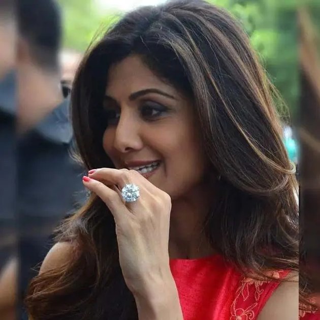 Ketika bertunangan, Raj memberikan berlian super besar untuk Shilpa. Harga cincin ini ditaksir sekitar Rp 6 miliar kala itu.