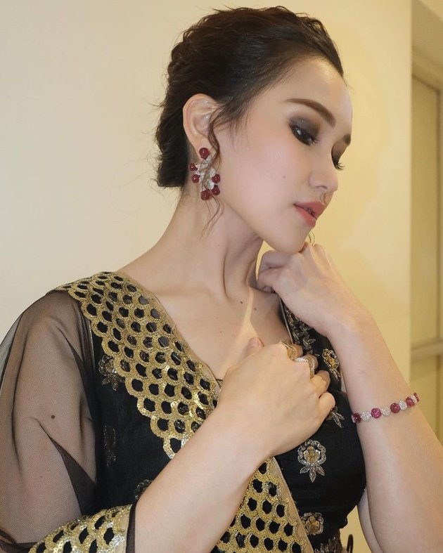 Usually Appear Like Korea, Here Are 8 Pictures of Ayu Ting Ting Wearing Black Sari Like an Indian Girl - Said to be Far More Elegant