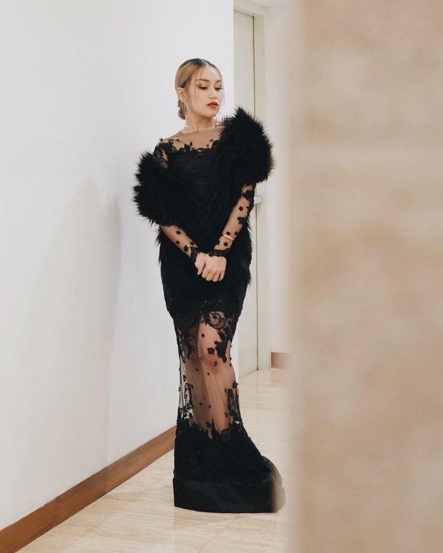 Usually Appears Like Korea, Take a Look at Ayu Ting Ting's Graceful Portrait When Wearing a Black Dress - So Beautifully Called Black Swan