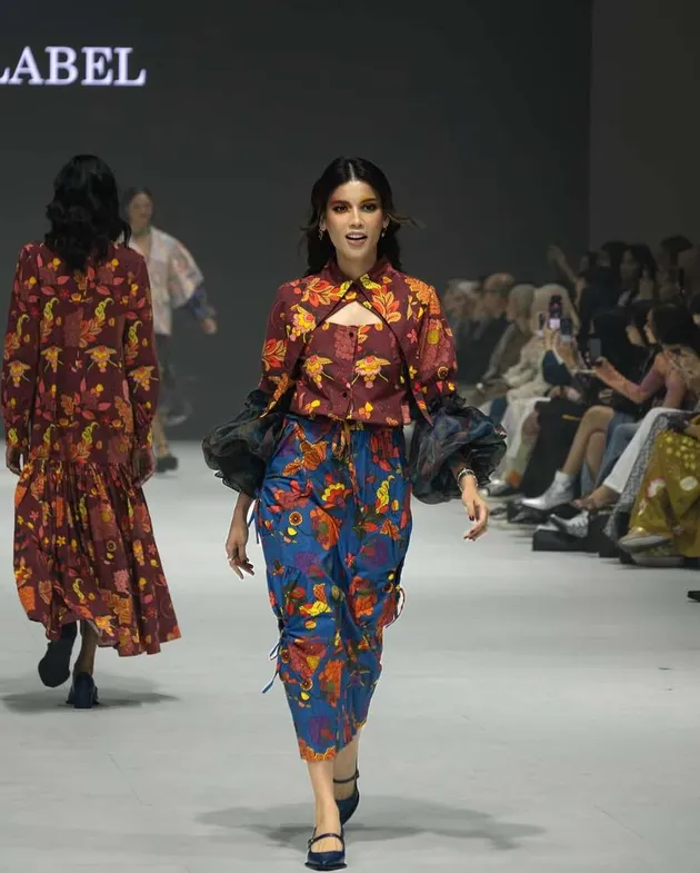 Sabrina Chairunnisa Melenggang di Runway