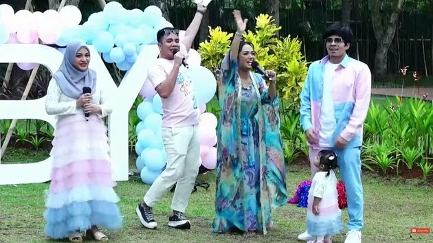 Usually Looking Beautiful from Head to Toe, Here are 8 Photos of Kris Dayanti who is Willing to Sit on the Ground at Aurel Hermansyah's Second Child Gender Reveal Moment