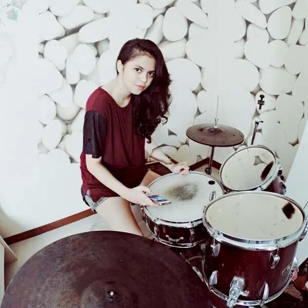 Sudah kenal dengan drummer cantik nan penuh potensi ini?