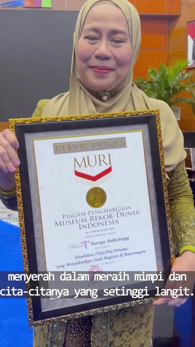 Making us Proud! 10 Photos of Dewi Yull Representing Surya Sahetapy to Receive an Award from MURI, Dedicated to Deaf Education in Indonesia