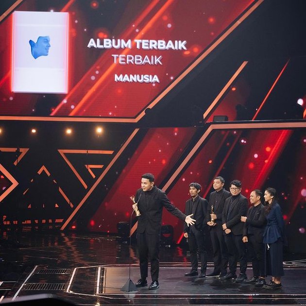 Make Proud! 8 Photos of Singer Tulus Winning Awards at the 2022 Indonesian Music Awards