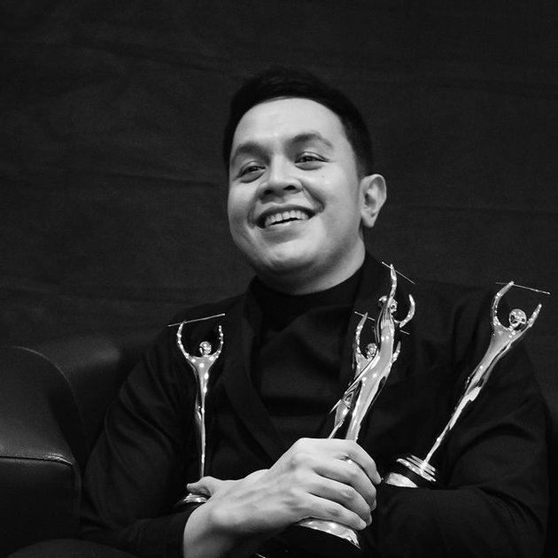 Make Proud! 8 Photos of Singer Tulus Winning Awards at the 2022 Indonesian Music Awards