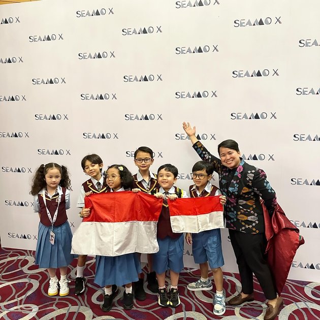 Make Proud, 8 Photos of Sheva Ussy Sulistiawaty's Child Achieving Merit Medal at the Southeast Mathematical Olympiad in Singapore