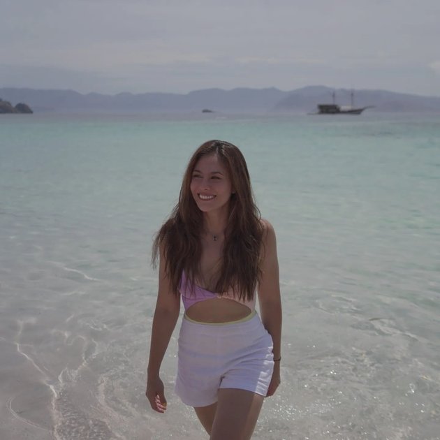 Distracting, 15 Photos of Wulan Guritno in Bikini to Transparent Dresses - Perfectly Radiating Hot Mom Aura