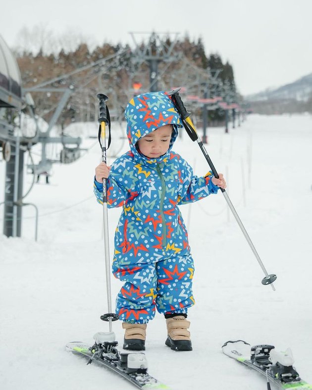 Making Adorable! Here are 8 Photos of Rayyanza 'Cipung' Playing Ski in Japan