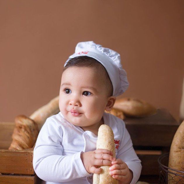 Make Cute Because of the Plump Like Torn Bread, Check out 6 Photos of Baby Ukkasya, Zaskia Sungkar and Irwansyah's Child, Becoming a Little Chef During a Photoshoot with Various Types of Bread