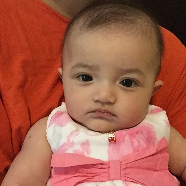 BIKIN GEMAS! POSE LUCU BABY ARSY, KECIL-KECIL SUDAH EKSPRESIF