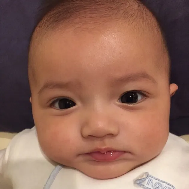 BIKIN GEMAS! POSE LUCU BABY ARSY, KECIL-KECIL SUDAH EKSPRESIF