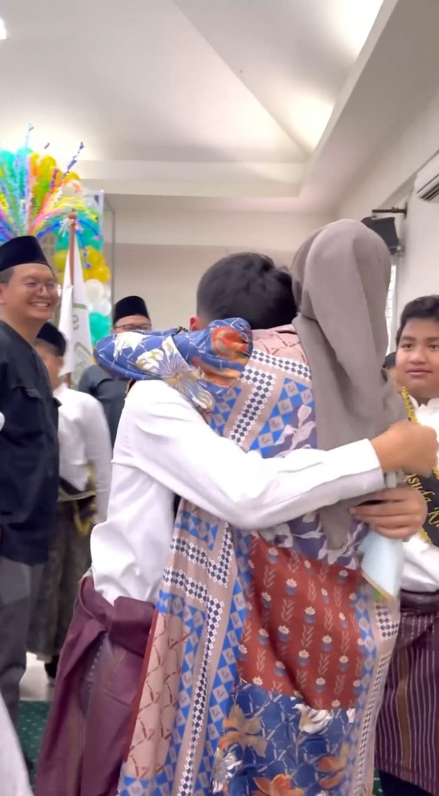 Touching, 8 Pictures of Tommy Kurniawan's Child Crying in the Arms of His Stepmother After Completing Quran Recitation