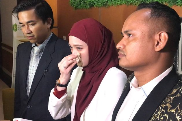 Touching! 8 Photos of Inara Rusli After Officially Divorcing Virgoun - Tears Break Even More When Hugging This Figure