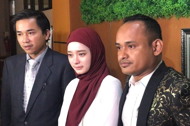 Touching! 8 Photos of Inara Rusli After Officially Divorcing Virgoun - Tears Break Even More When Hugging This Figure