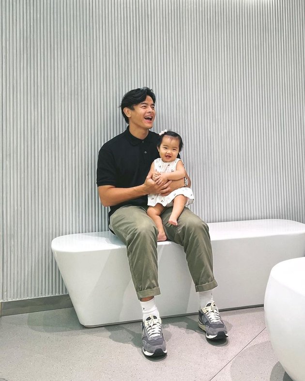 Making the Heart Calm, 8 Photos of Dion Wiyoko When Taking Care of His Child - Netizens: So Similar