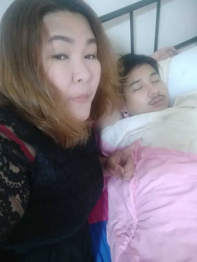 Pasangan Viral di Internet